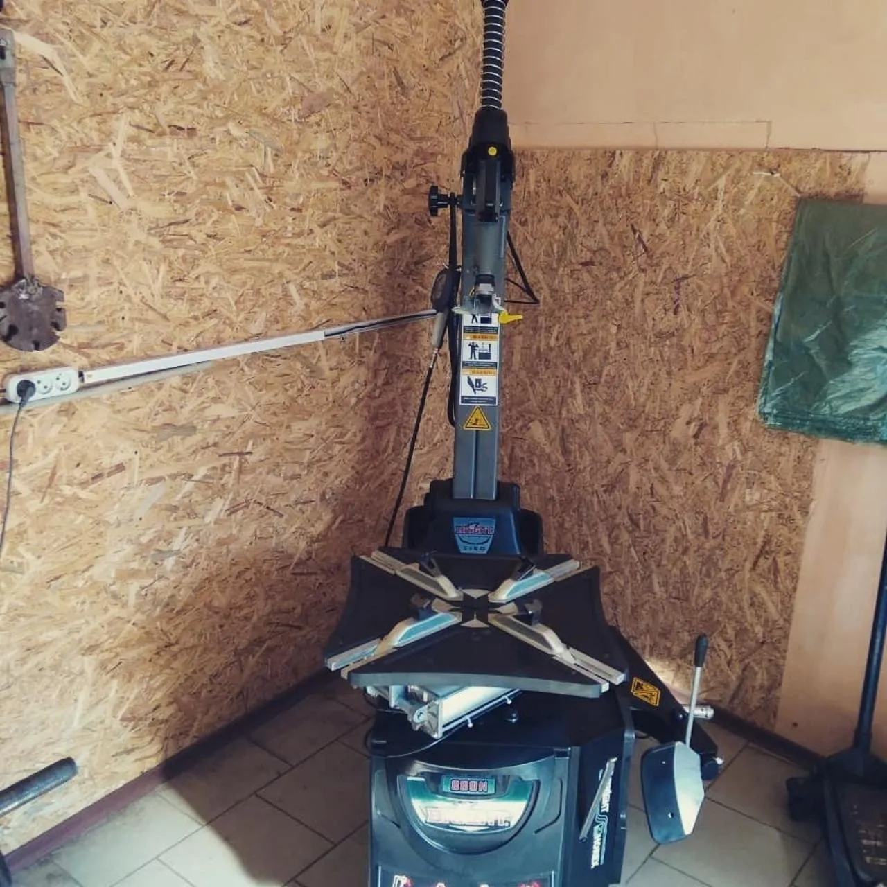 Стенд шиномонтажный (автомат) 11-24" и 13-26" Хорекс Авто LC889N